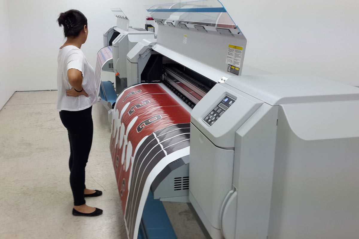 Customized gift printing services in Dubai by Fixara